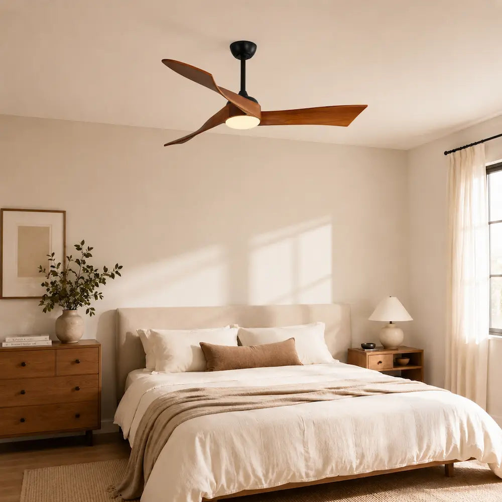 Ventilateur de plafond au style nordique couleur bois foncé Image