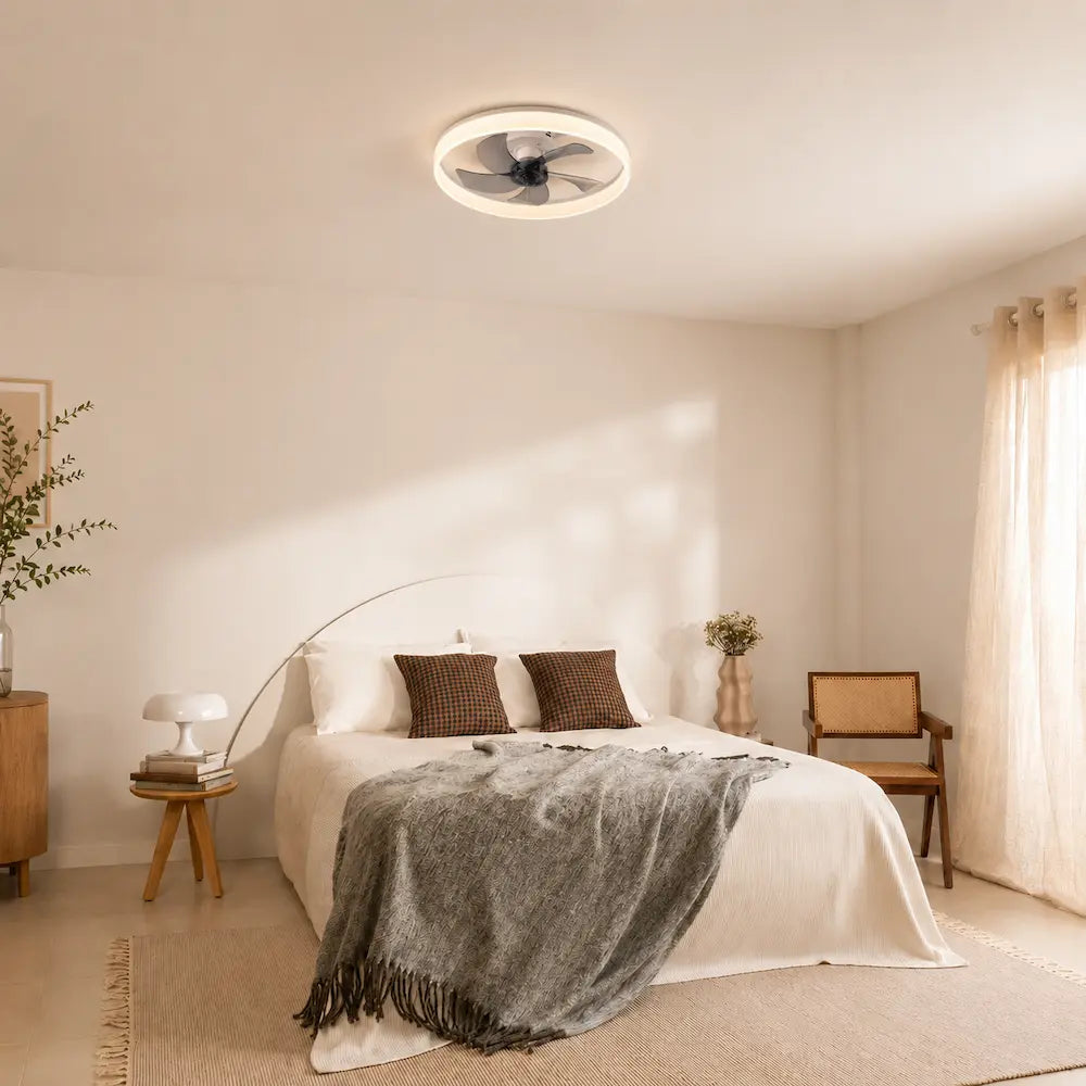 Ventilateur de plafond blanc pour chambre style design et moderne Image