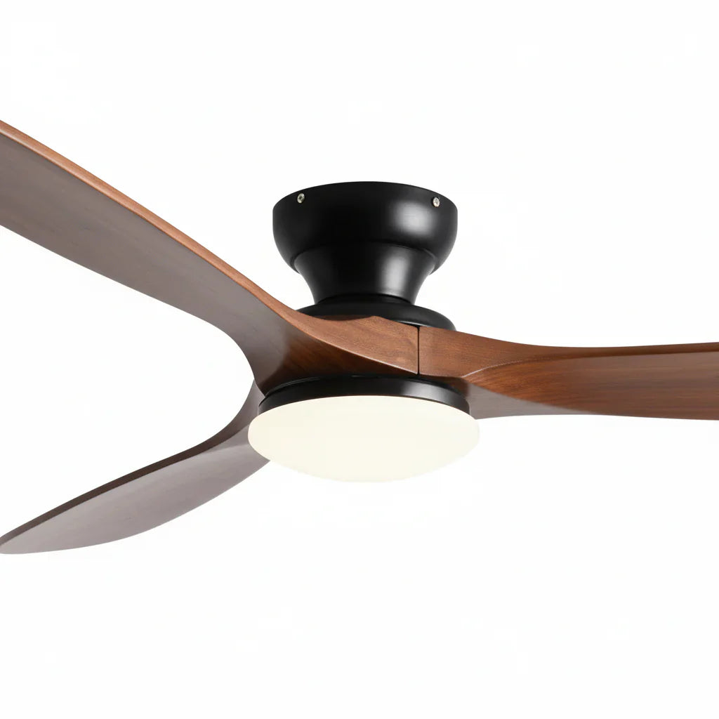 zoom sur ventilateur de plafond en bois foncé télécommandé avec éclairage lumière led