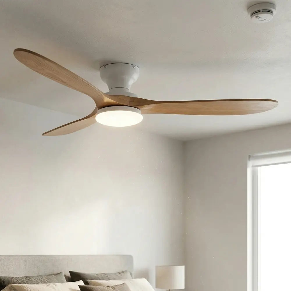ventilateur de plafond en bois naturel avec éclairage led dans chambre
