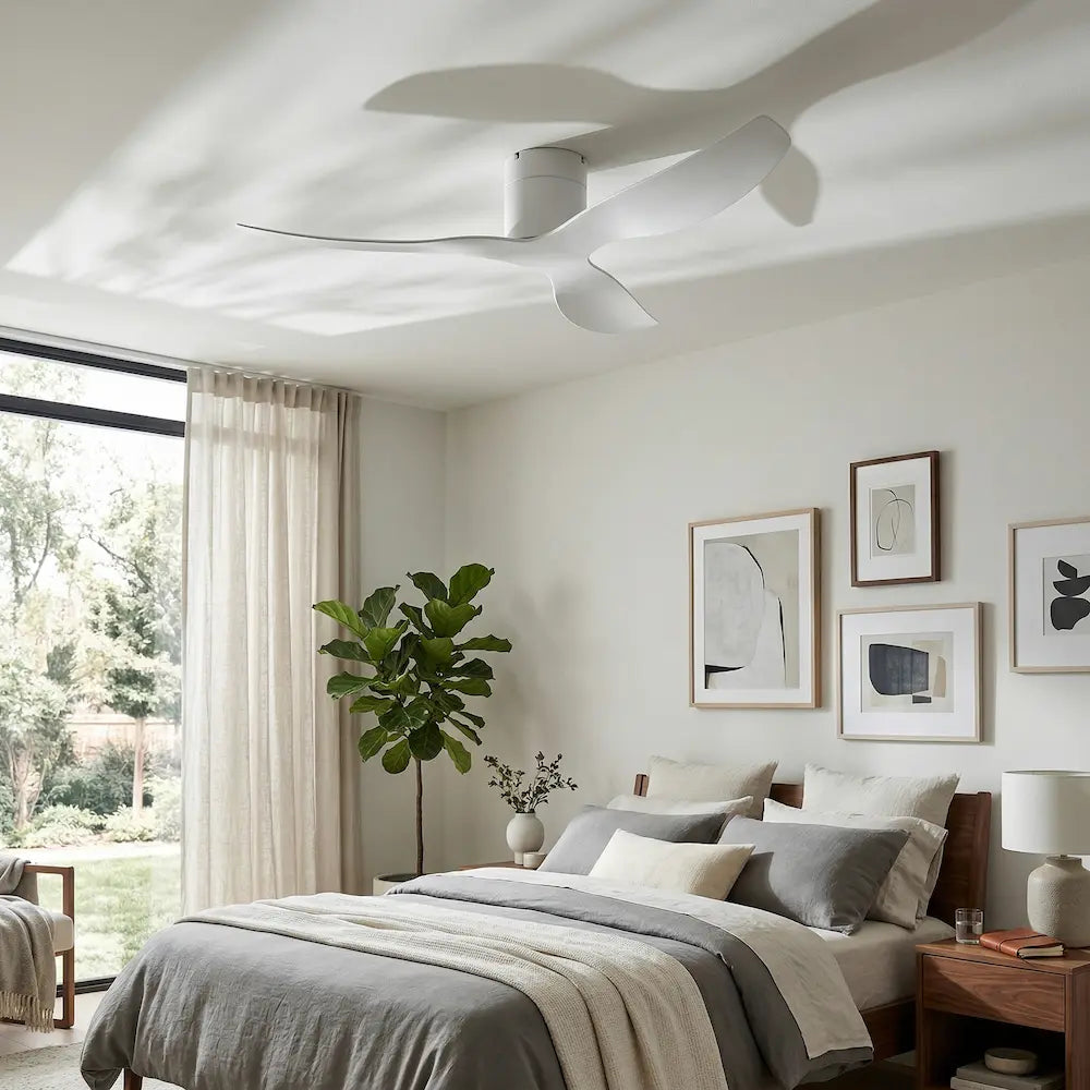 ventilateur de plafond ultra plat blanc dans chambre moderne