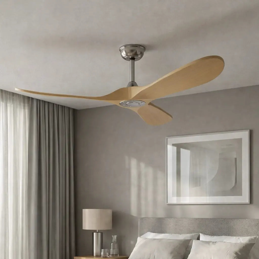 ventilateur de plafond silencieux vintage sans éclairage de couleur bois clair et argent dans une chambre