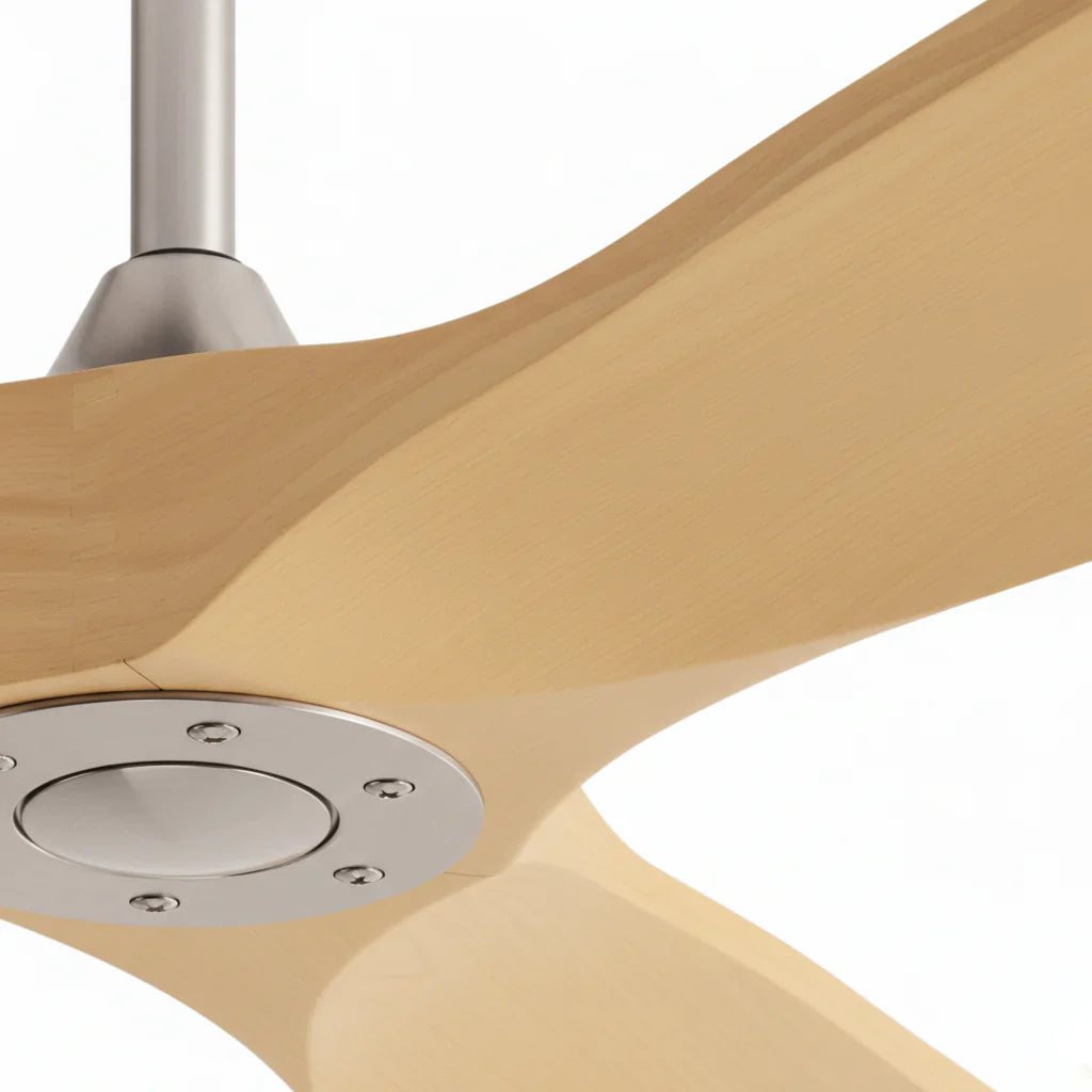 détails d'un ventilateur de plafond silencieux vintage sans éclairage de couleur bois clair et argent sur fond blanc
