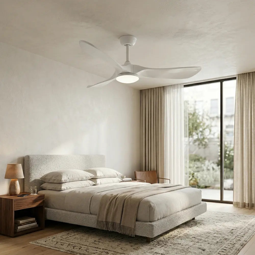 ventilateur de plafond silencieux vintage à éclairage led en bois blanc dans chambre moderne