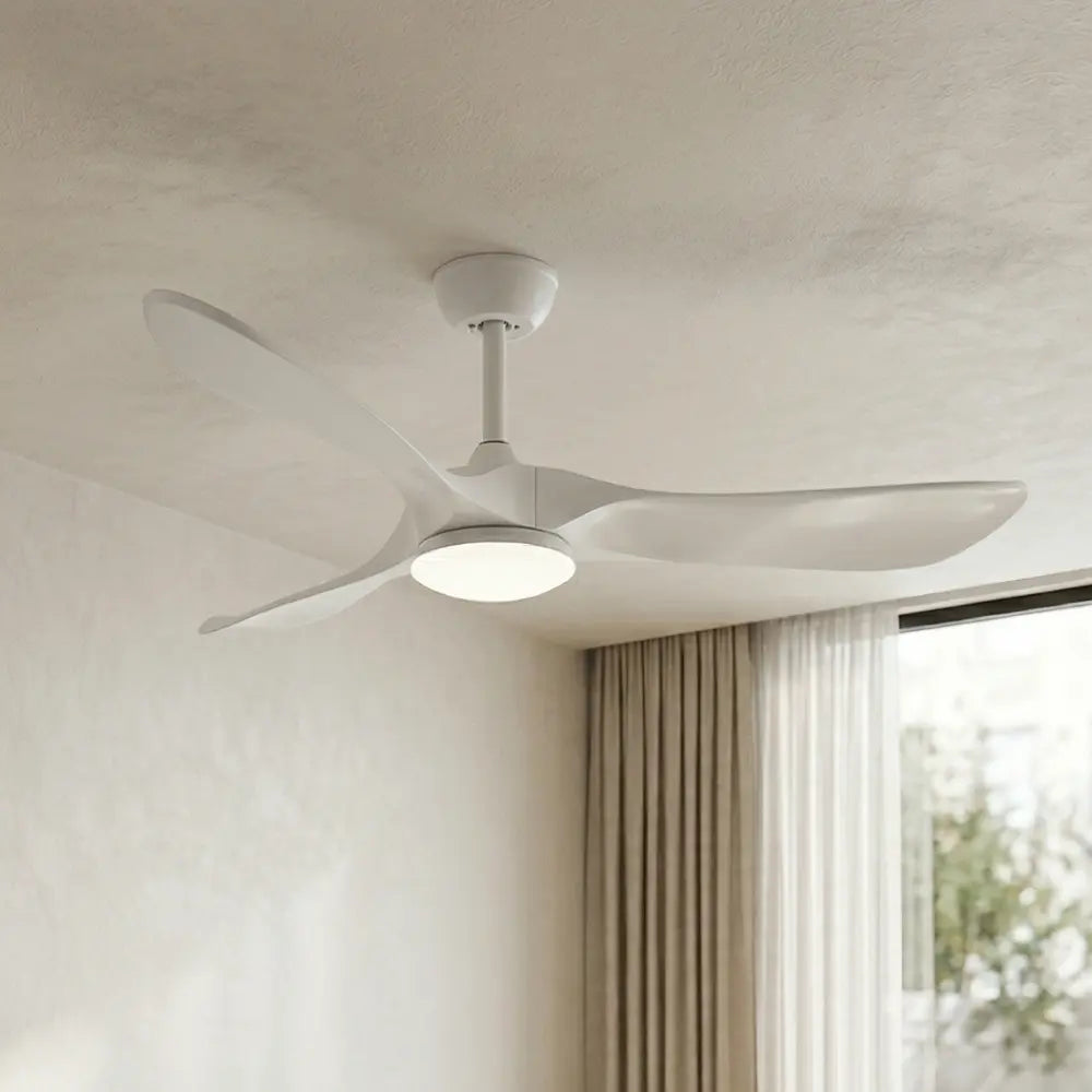 ventilateur de plafond silencieux vintage à éclairage led en bois blanc dans chambre