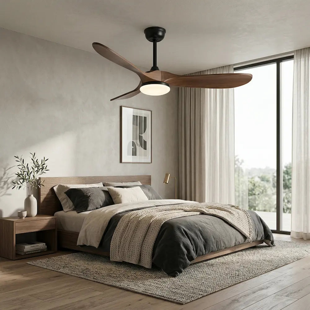 ventilateur de plafond silencieux vintage avec éclairage led en bois foncé et noir dans chambre moderne