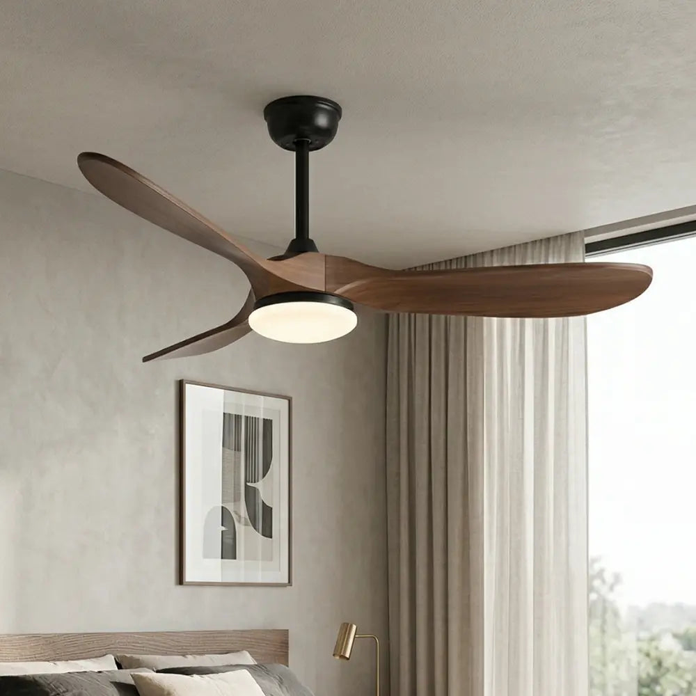 ventilateur de plafond silencieux vintage avec éclairage led en bois foncé et noir dans chambre